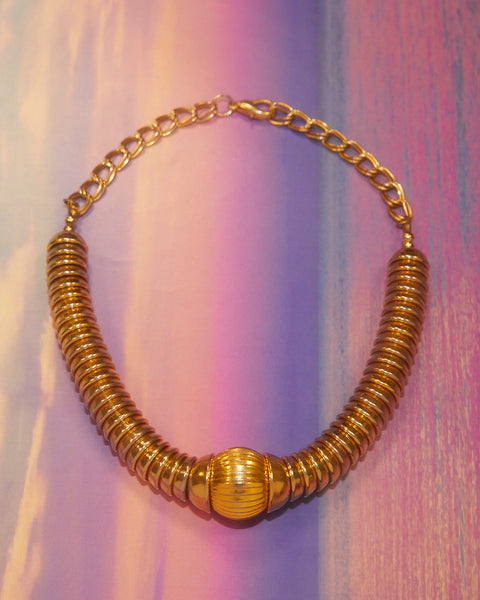 Collier doré graphique