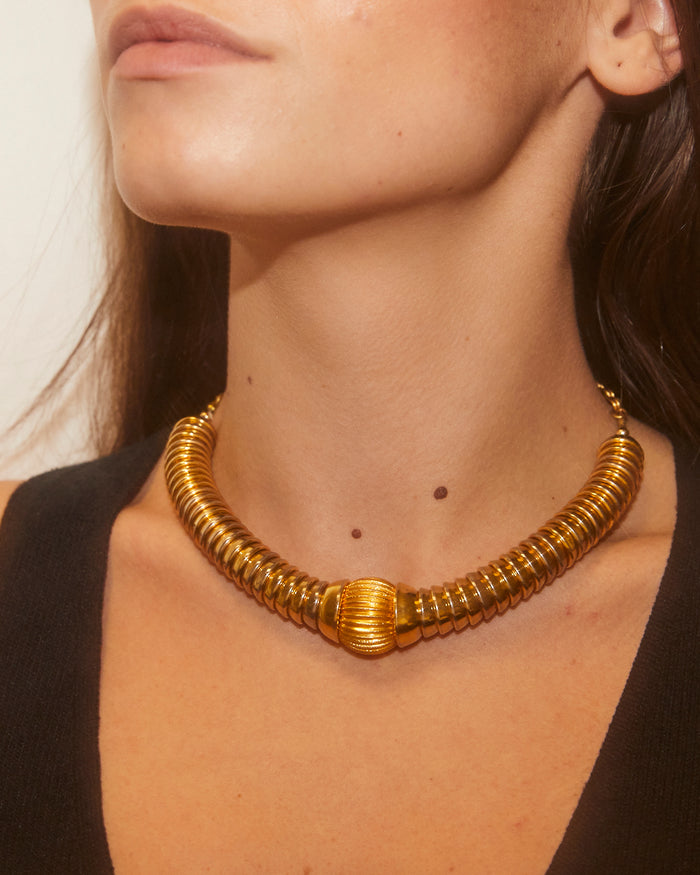 Collier doré graphique