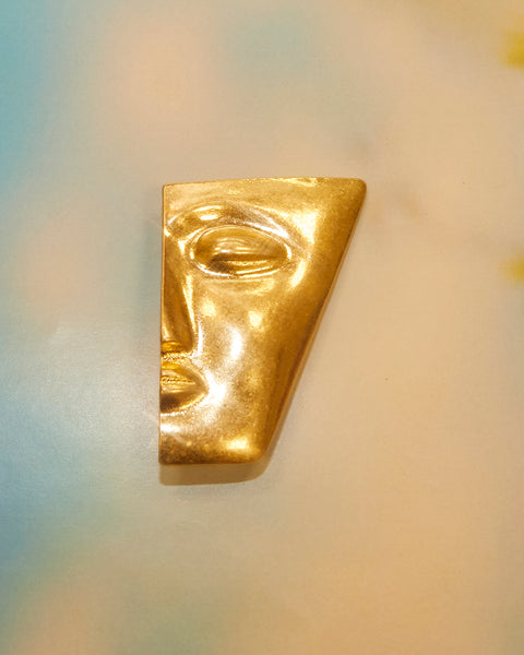 Broche demi visage doré