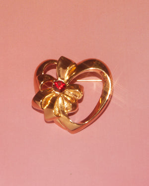 Broche coeur ruban